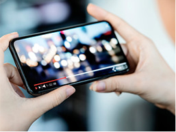 スマートフォンで動画を見ている画像