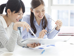 女性が資料を見ている画像