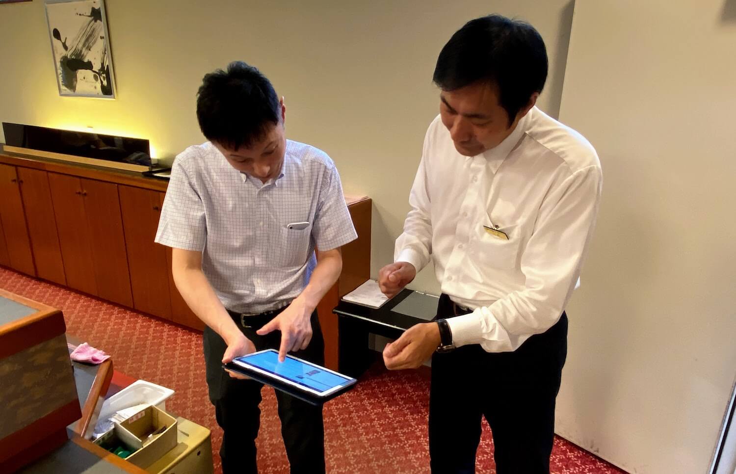 Teachme Bizを活用し、社員同士でコミュニケーションをとる様子