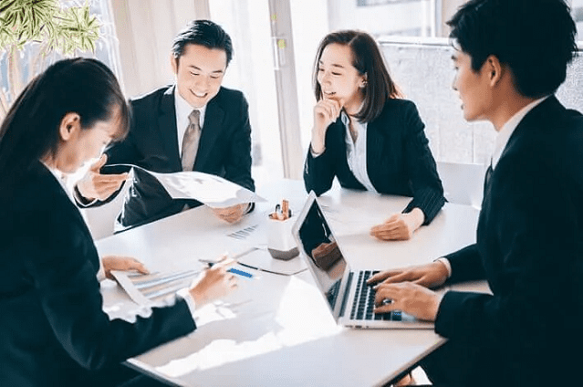 会議を行う会社員の画像