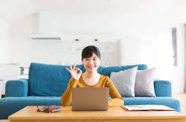 机で仕事する女性の画像