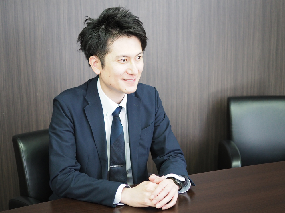 インタビューに応じてくださった小峰様